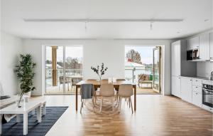 eine Küche und ein Esszimmer mit einem Tisch und Stühlen in der Unterkunft Lovely Apartment In Stjrnhov With House Sea View in Stjärnhov