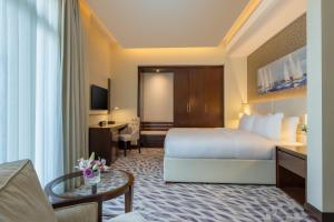 Uma cama ou camas num quarto em Riviera Rayhaan by Rotana Doha