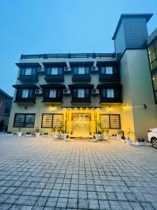 un gran edificio con un patio delante de él en Hotel Green Rooms, Vintage Luxury Near Dal Lake, en Srinagar