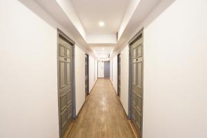 un corridoio vuoto con porte in un edificio di FabHotel Ramayana a Vibhuti Khand