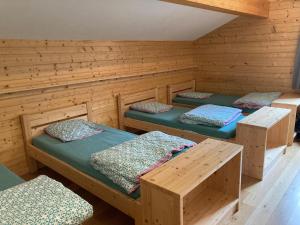 Un pat sau paturi într-o cameră la Refuge du lac du Lou