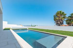 - une piscine dans l'arrière-cour d'une maison dans l'établissement Casa Branca, à Lourinhã