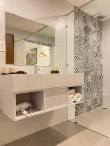 uma casa de banho com um lavatório e um espelho em White House Central Villa em Hoi An