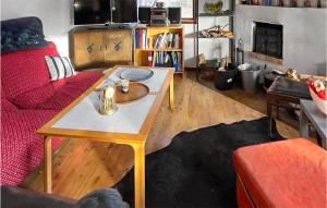 ein Wohnzimmer mit einem Couchtisch und einem roten Sofa in der Unterkunft 3 Bedroom Cozy Home In Backaryd in Backaryd