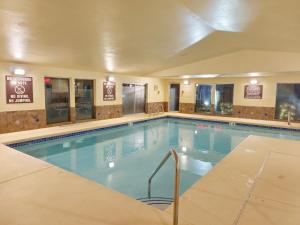 a large swimming pool in a hotel at Wenatchee Inn in Wenatchee