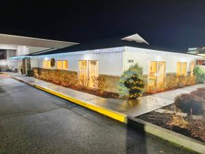 a white building with doors on a street at night at Wenatchee Inn in Wenatchee