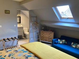Schlafzimmer im Dachgeschoss mit einem Bett und einem Fenster in der Unterkunft la detente de neuilly in Neuilly