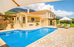 eine Villa mit einem Pool vor einem Haus in der Unterkunft Splendid Kefalonia Villa - 3 Bedrooms - Villa Mandola - Great Sea and Mountain Views - Trapezaki in Kefalonia