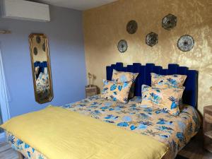 la detente de neuilly في Neuilly: غرفة نوم مع سرير مع اللوح الأمامي الأزرق والوسائد