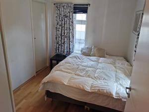 Ce lit se trouve dans un dortoir doté d'une fenêtre et d'un lit sidx sidx. dans l'établissement Nice 1-bedroom apartment in Heart of the City, à Stavanger