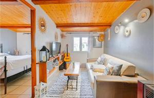 Ένα ή περισσότερα κρεβάτια σε δωμάτιο στο Lovely Home In Raphèle-Les-Arles