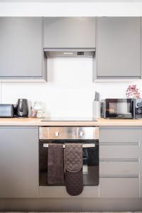 a kitchen with a stove with a towel on the oven at Fancy 2-Bedroom Apartment with 2 Bathrooms in Bradford Town Centre in Bradford
