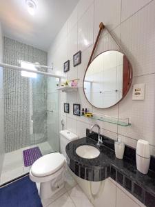 y baño con aseo, lavabo y espejo. en Bella Vida Casa Azul, en Morro de São Paulo