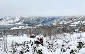 Una colina cubierta de nieve con un camión en la nieve en Gorgeous Home In Vang I Valdres With House A Mountain View en Vang I Valdres