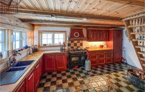 cocina con armarios rojos y suelo a cuadros en Gorgeous Home In Vang I Valdres With House A Mountain View, en Vang I Valdres