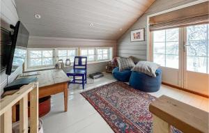 sala de estar con sofá azul y mesa en Gorgeous Home In Vang I Valdres With House A Mountain View en Vang I Valdres