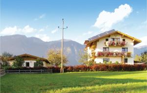 una casa con flores a un lado. en Lovely Home In Breitenbach With Kitchen en Breitenbach am Inn