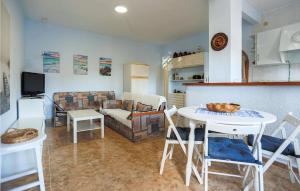 uma sala de estar com uma mesa e um sofá em 2 Bedroom Beautiful Home In Cartagena em Cartagena