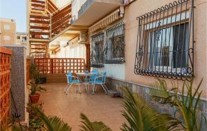 uma varanda com uma mesa e cadeiras num edifício em 2 Bedroom Beautiful Home In Cartagena em Cartagena