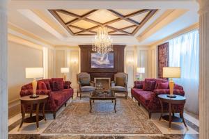 Uma área de estar em Riviera Rayhaan by Rotana Doha