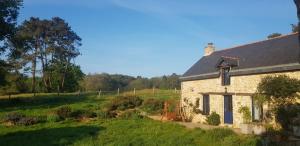ein altes Steinhaus auf einem Grasfeld in der Unterkunft Gîte de charme en pleine nature in Saint-Jean-la-Poterie + 10 Fotos