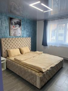 ein Schlafzimmer mit einem großen Bett in einem Zimmer in der Unterkunft Sipotul Apelor in Domneşti