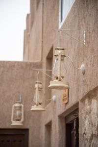 Quelques lumières suspendues du côté d'un bâtiment dans l'établissement Arabian Boutique Hotel, à Dubaï