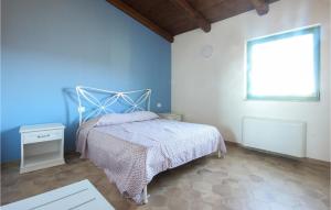 Dormitorio azul con cama y ventana en 3 Bedroom Gorgeous Home In Perdifumo, en Perdifumo