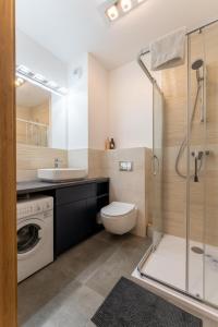 施柯拉爾斯卡波倫巴的住宿－Apartament Reglowy Raj - z prywatnym parkingiem by SpaceApart，浴室配有卫生间、盥洗盆和淋浴。