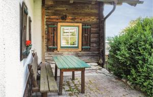 uma mesa de piquenique fora de uma casa com uma janela em 2 Bedroom Gorgeous Home In Schladming em Schladming
