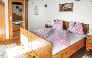 uma cama com almofadas num quarto em 2 Bedroom Gorgeous Home In Schladming em Schladming