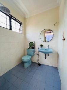 uma casa de banho com um WC azul e um lavatório. em D Riad Ipoh Homestay l Home Cinema l 300MBPS em Ipoh