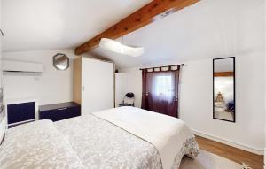 1 dormitorio con cama blanca y ventana en 1 Bedroom Beautiful Home In Dolus-dolron, en Dolus d'Oléron