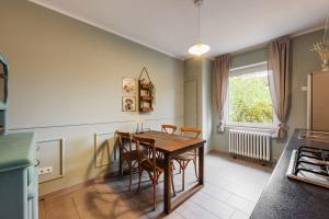 a kitchen with a table and chairs and a window at Devon in Münster