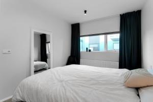 Säng eller sängar i ett rum på Cozy 1BR Apt in Reykjavík