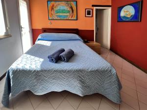 een slaapkamer met een bed met 2 kussens erop bij Aeneas' Landing Resort in Gaeta