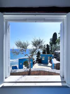 een open raam met uitzicht op de oceaan bij Aeneas' Landing Resort in Gaeta