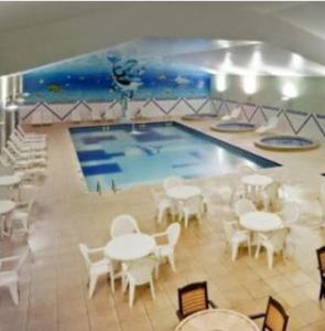 A piscina localizada em Apartamento Ecoresort Capivari ou nos arredores