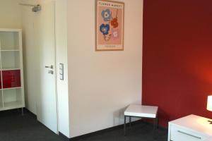 una camera con una parete con un'immagine appesa al muro di Restaurant Ollex and beds Zimmer 2 a Bliesdorf