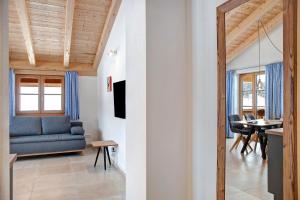 a living room with a blue couch and a table at Ferienwohnung Gletschernelke in Grainau