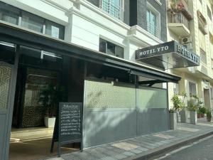 un ristorante con un cartello di fronte a un edificio di Yto boutique Hotel a Casablanca