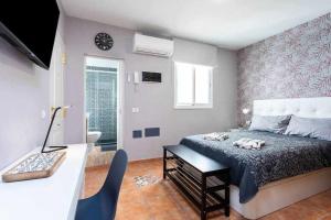 a bedroom with a bed and a desk with a computer at Sunnyland Las Teresitas 3 in San Andrés