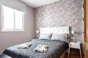 a bedroom with a bed with a patterned wall at Sunnyland Las Teresitas 3 in San Andrés