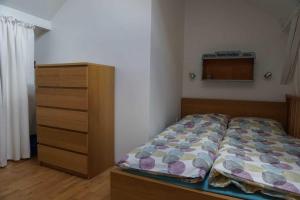 sypialnia z łóżkiem i komodą w obiekcie Ferienwohnung Engelsherberge w mieście Erfurt