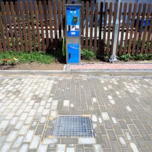 a parking meter sitting on the side of a street at Tatrzański Camper Park- parcele kamperowe in Bukowina Tatrzańska