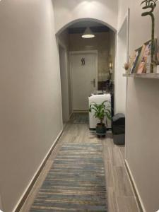 un pasillo vacío con un pasillo sidx sidx sidx sidx en Al Aseel Apartment Buyoot Al Diyafah, en Taif