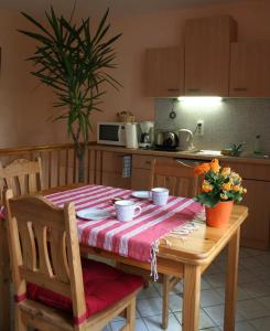 einen Tisch mit einem roten und weißen Tischtuch drauf in der Unterkunft Ferienwohnungen Am Breitstrom in Erfurt
