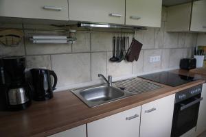 Η κουζίνα ή μικρή κουζίνα στο Ferienhaus An der Suhle Quelle