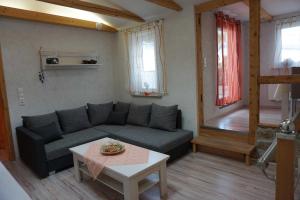 a living room with a couch and a table at Ferienwohnung Käuzchen in Erfurt