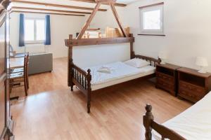 sypialnia z łóżkiem piętrowym i biurkiem w obiekcie Auberge du Peu-Péquignot w mieście Le Noirmont